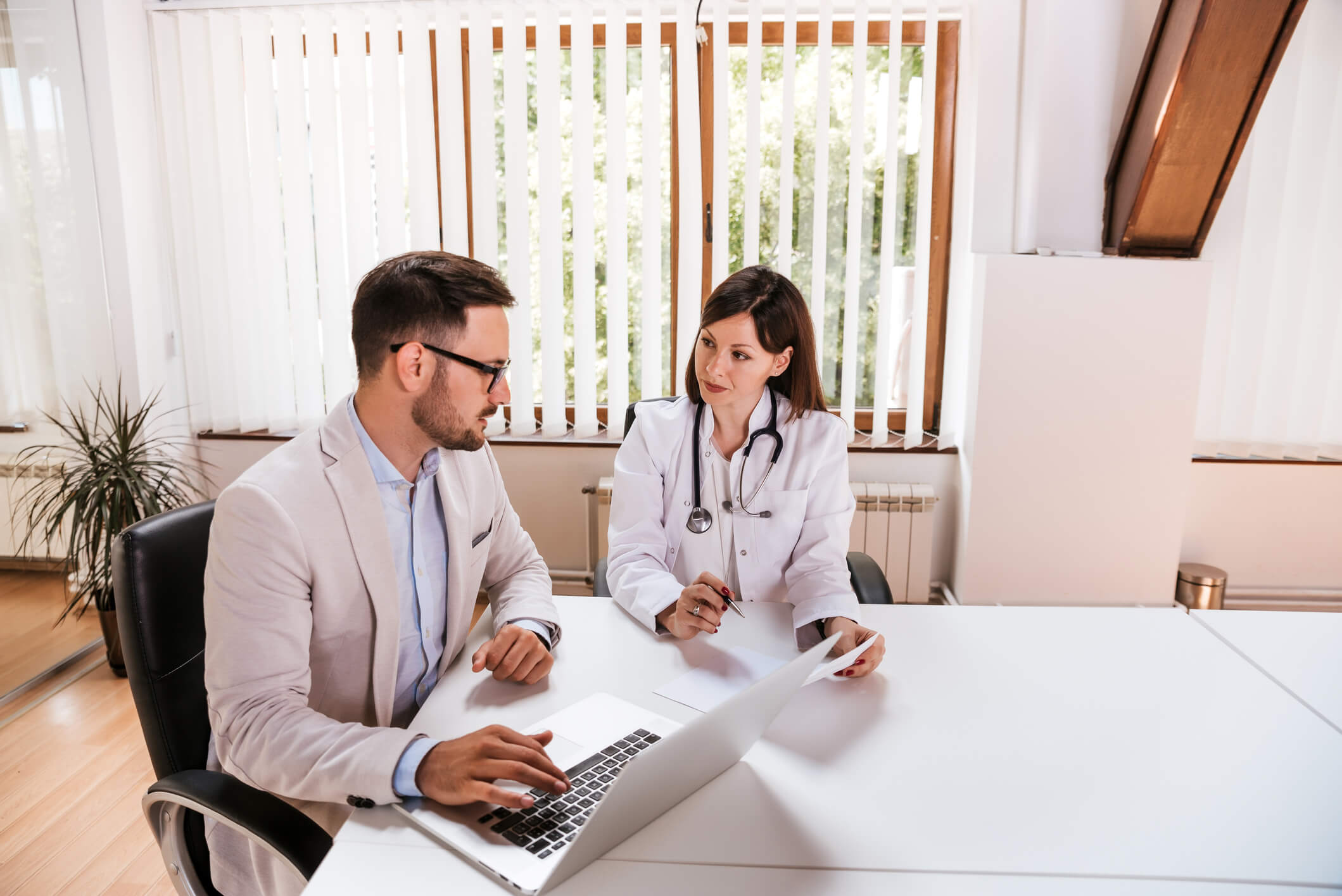 SNU-student-graduate-from-MBA-in-healthcare-program-consulting-with-doctor
