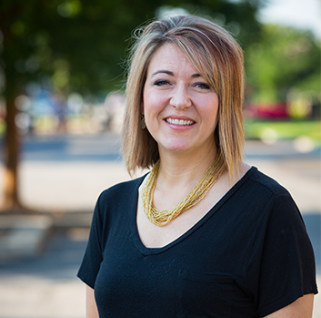 Deanna Thomason, smiling